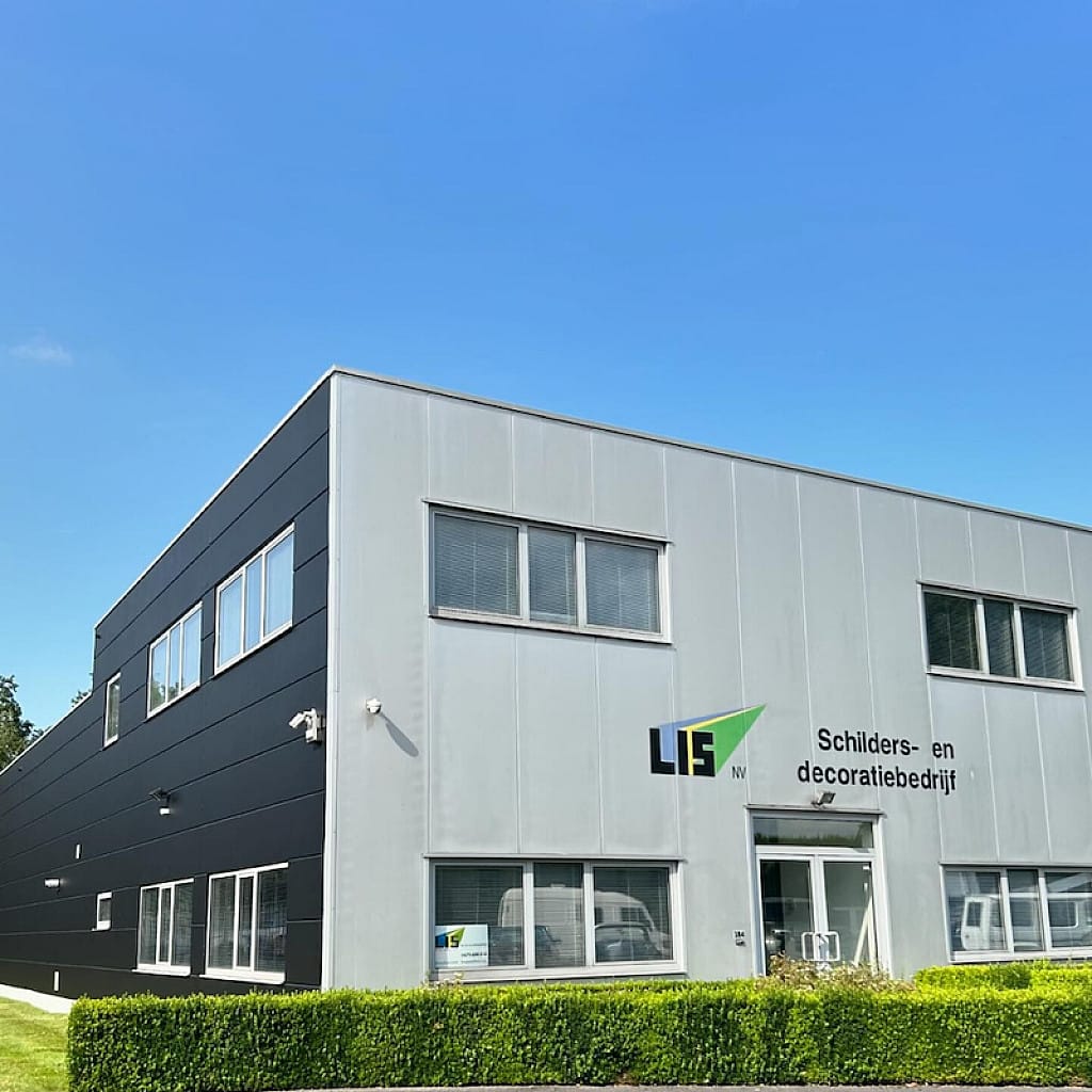 De vestiging van Lis NV aan de Legeweg 184 in Sint-Andries, met logo op de gevel